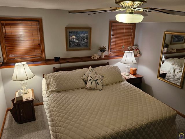 2809 SW Tallgrass DR, Topeka, KS 66614