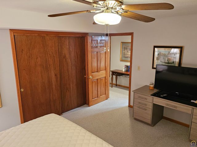 2809 SW Tallgrass DR, Topeka, KS 66614