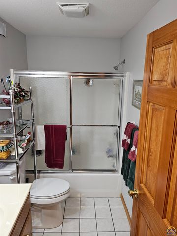 2809 SW Tallgrass DR, Topeka, KS 66614