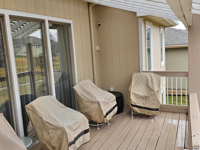 2809 SW Tallgrass DR, Topeka, KS 66614