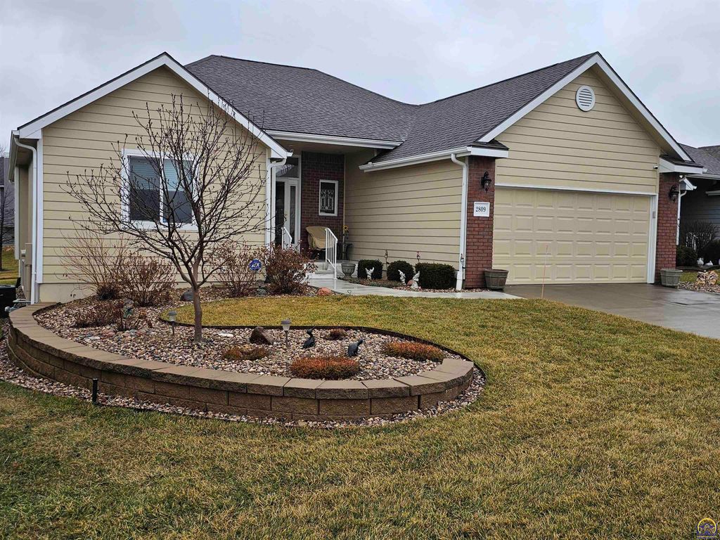 2809 SW Tallgrass DR, Topeka, KS 66614