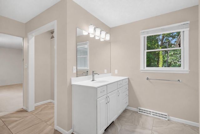 528 N CEDAR LAKE DR, Columbia, MO 65203