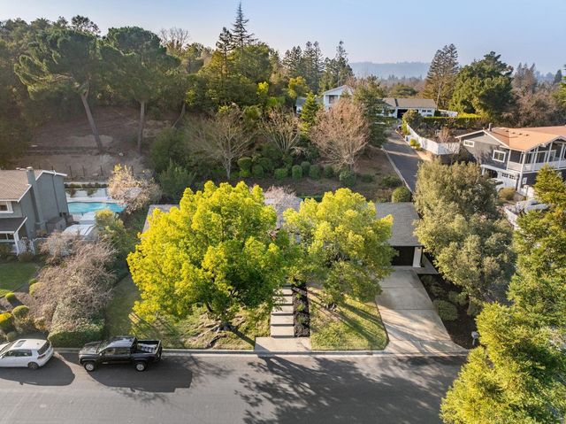 112 Valley Oaks Dr, Alamo, CA 94507