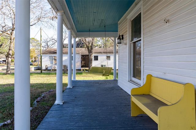 401 Hanover Street, Edna, TX 77957