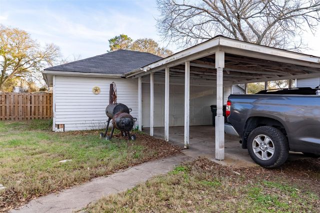 401 Hanover Street, Edna, TX 77957