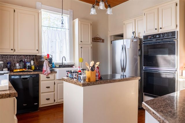 401 Hanover Street, Edna, TX 77957