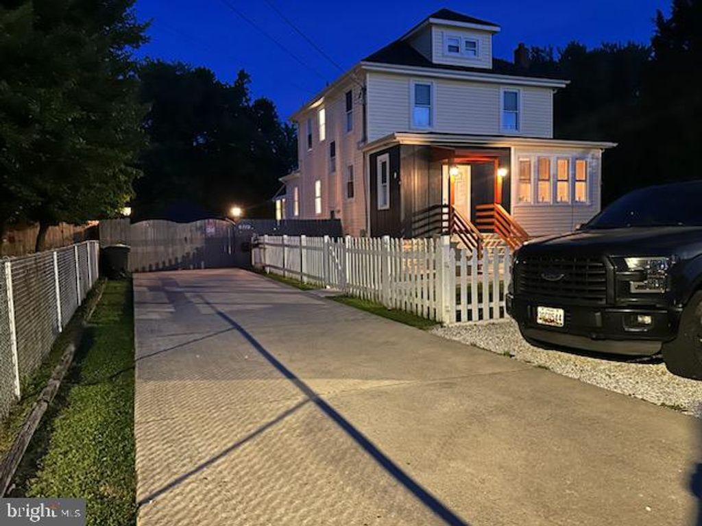 Image 3 of property listing at 311 TOWNSEND AVE, Baltimore, MD 21225