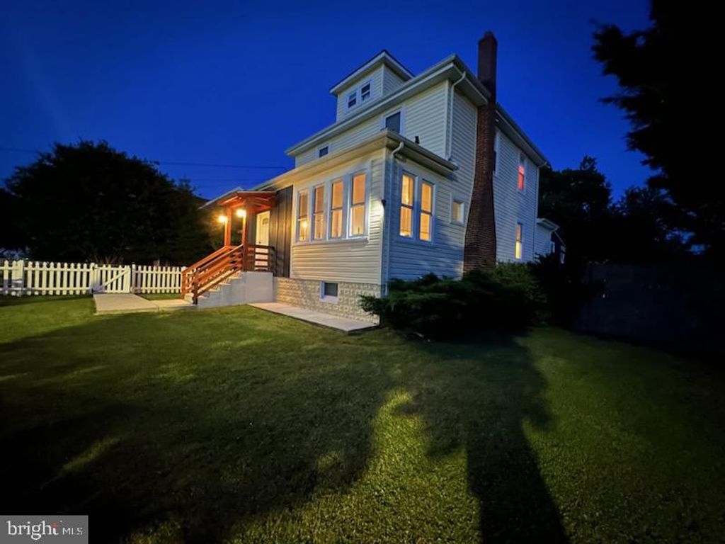 Image 6 of property listing at 311 TOWNSEND AVE, Baltimore, MD 21225
