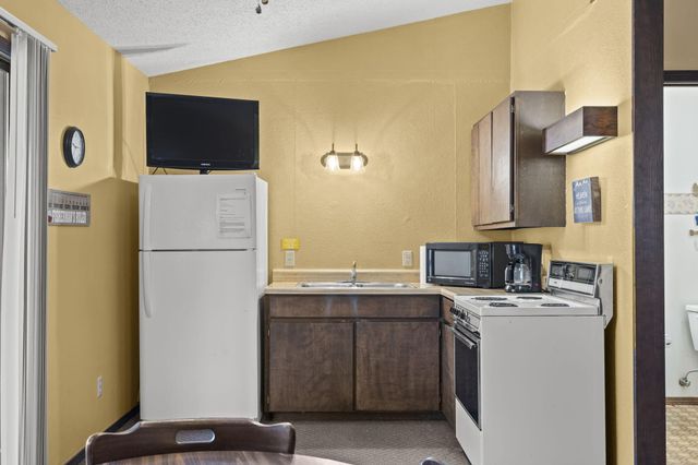 207 Bar M Lane 22, Branson West, MO 65737