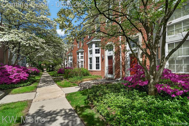 165 N Georgetown Square, Royal Oak, MI 48067