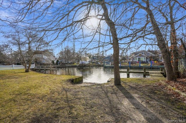 182 Connetquot Drive, Oakdale, NY 11769