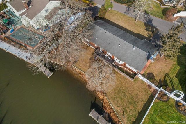 182 Connetquot Drive, Oakdale, NY 11769