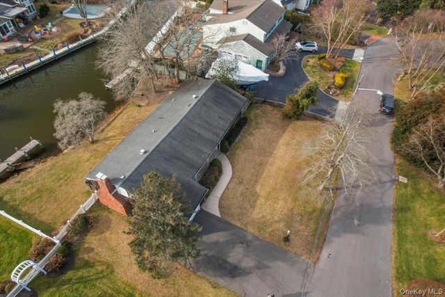 182 Connetquot Drive, Oakdale, NY 11769