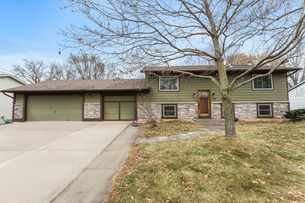 633 Sand Creek Drive NW, Coon Rapids, MN 55448