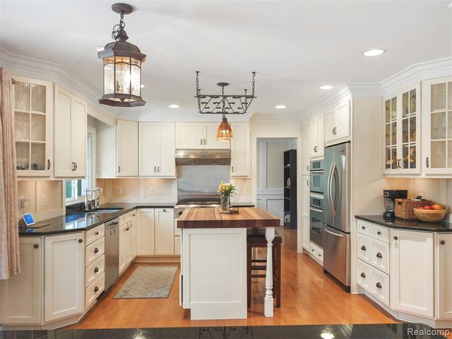 19938 S Waltham Road, Beverly Hills, MI 48025