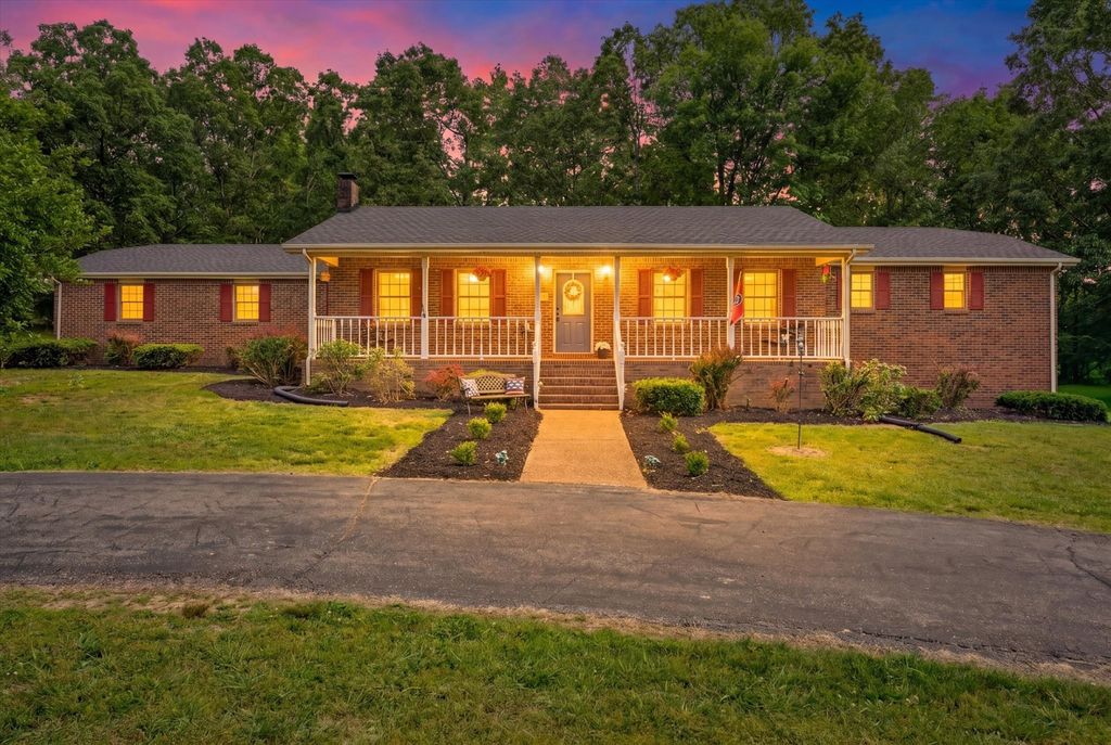 1649 N Main St, Tennessee Ridge, TN 37178