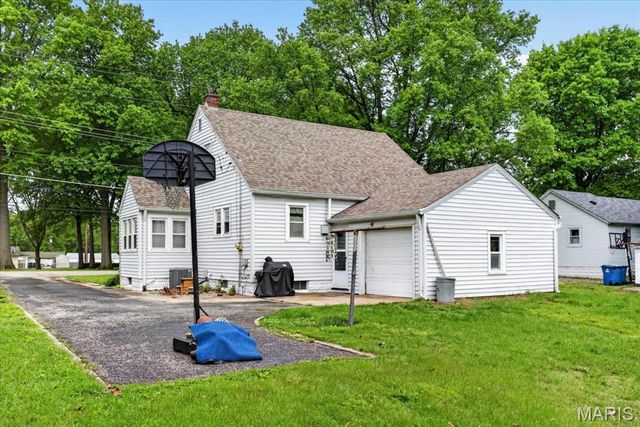 2304 Caseyville Avenue, Swansea, IL 62226