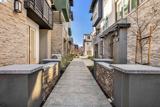 5767 Iron Horse Pkwy D, Dublin, CA 94568