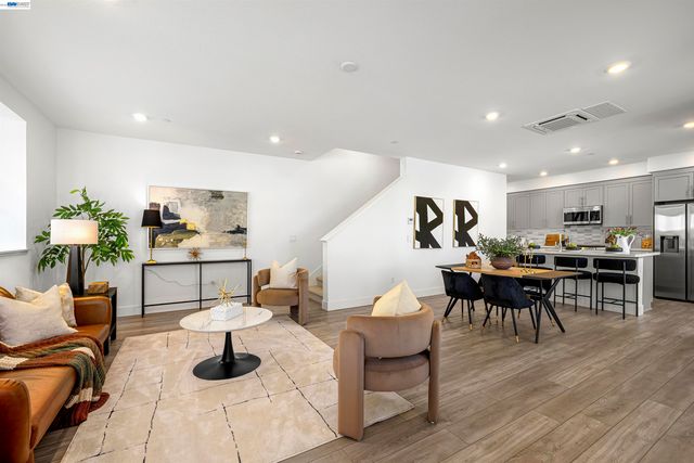 5767 Iron Horse Pkwy D, Dublin, CA 94568