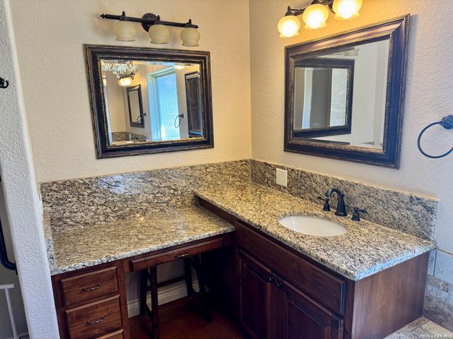 1351 Heritage HL, Canyon Lake, TX 78133