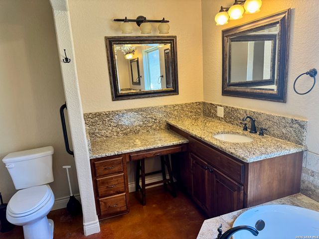 1351 Heritage HL, Canyon Lake, TX 78133
