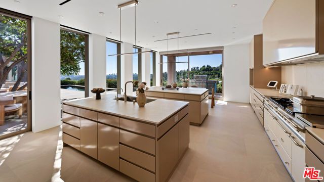 1016 N Hillcrest Road, Beverly Hills, CA 90210