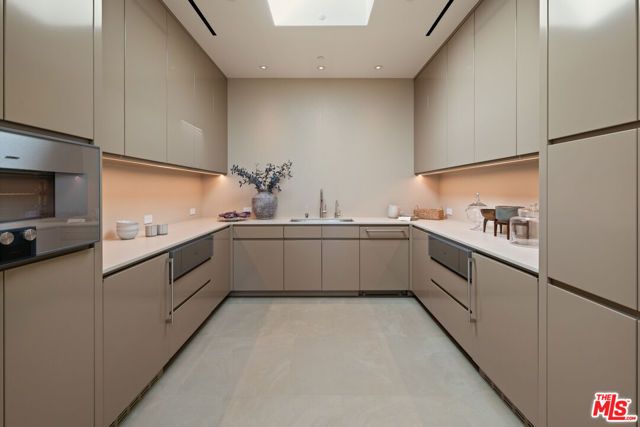 1016 N Hillcrest Road, Beverly Hills, CA 90210