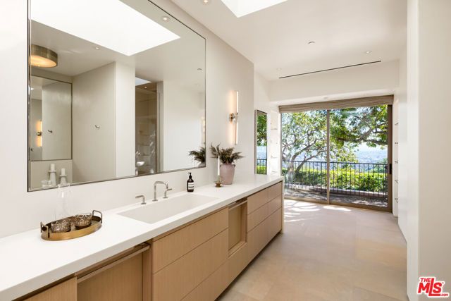 1016 N Hillcrest Road, Beverly Hills, CA 90210