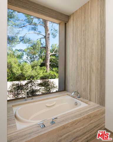 1016 N Hillcrest Road, Beverly Hills, CA 90210