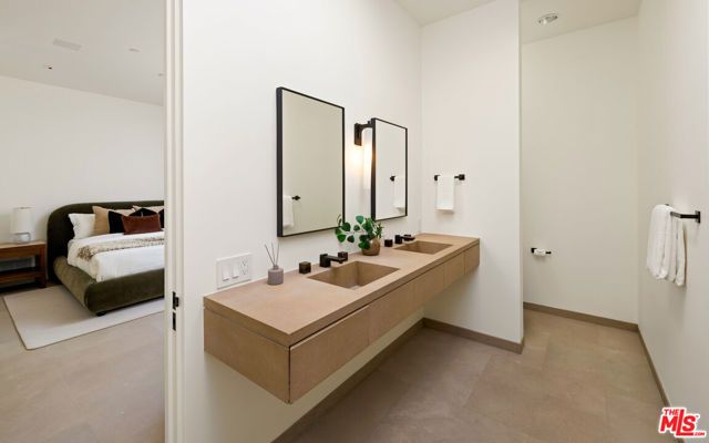 1016 N Hillcrest Road, Beverly Hills, CA 90210