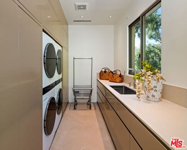 1016 N Hillcrest Road, Beverly Hills, CA 90210