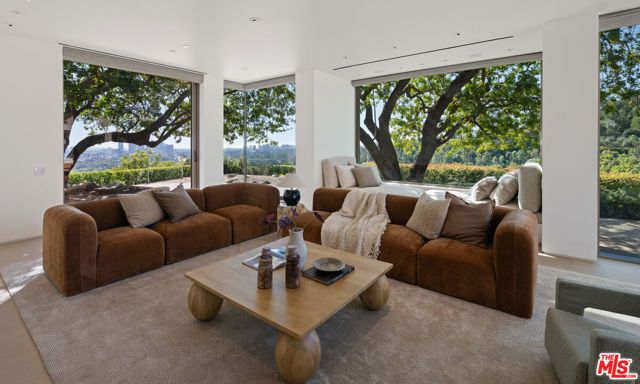 1016 N Hillcrest Road, Beverly Hills, CA 90210