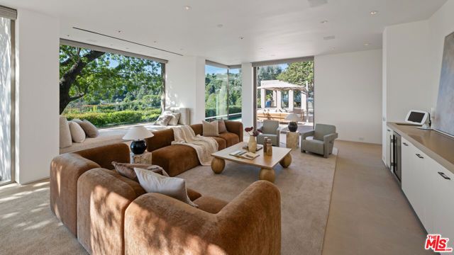 1016 N Hillcrest Road, Beverly Hills, CA 90210