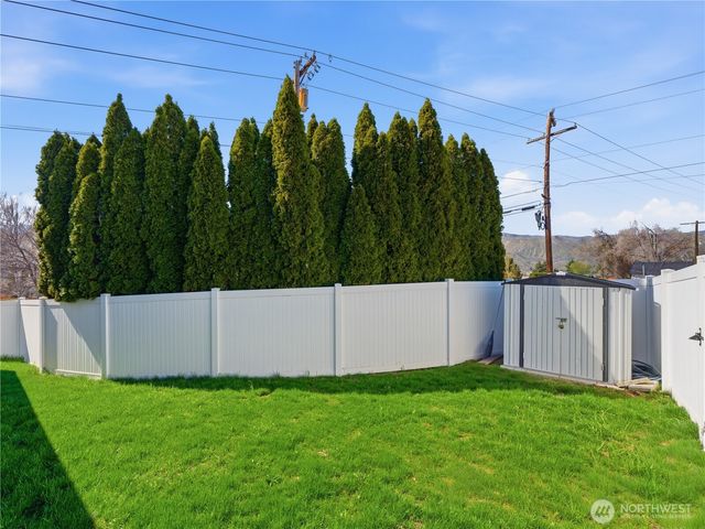 657 S Lawler Avenue, East Wenatchee, WA 98802