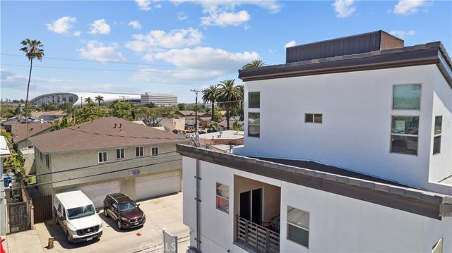1013 E La Palma, Inglewood, CA 90301