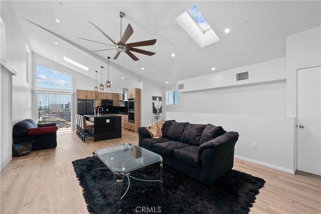 1013 E La Palma, Inglewood, CA 90301