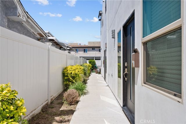 1013 E La Palma, Inglewood, CA 90301
