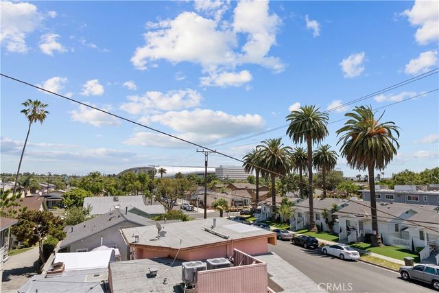 1013 E La Palma, Inglewood, CA 90301