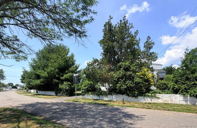 126 Eaton Lane, West Islip, NY 11795