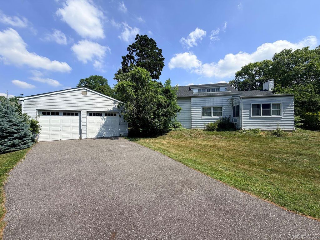 126 Eaton Lane, West Islip, NY 11795