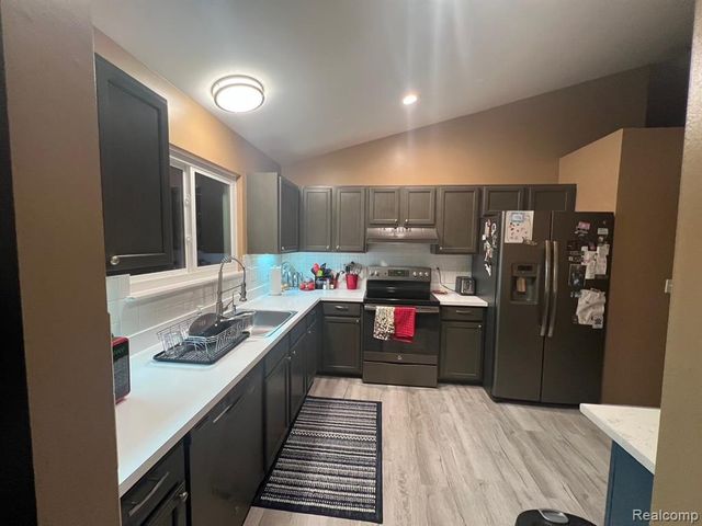 5617 Millpointe Drive, Waterford, MI 48327