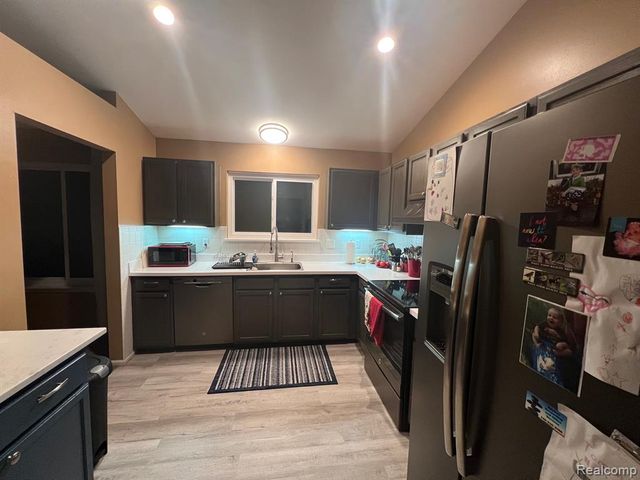 5617 Millpointe Drive, Waterford, MI 48327