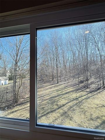 5617 Millpointe Drive, Waterford, MI 48327