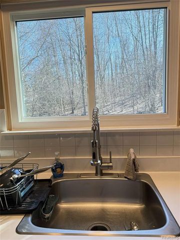 5617 Millpointe Drive, Waterford, MI 48327