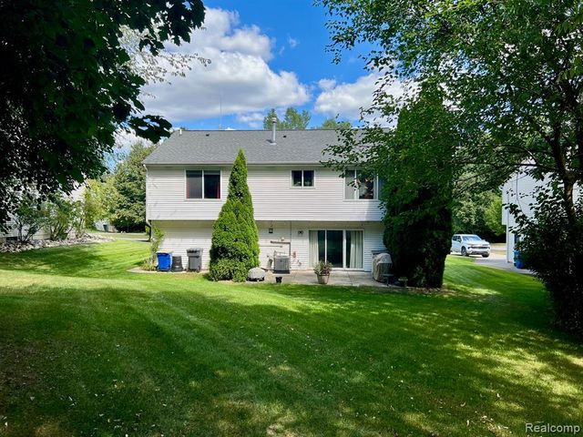 5617 Millpointe Drive, Waterford, MI 48327