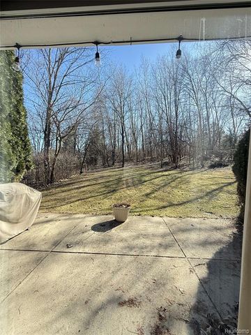 5617 Millpointe Drive, Waterford, MI 48327