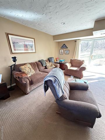 5617 Millpointe Drive, Waterford, MI 48327