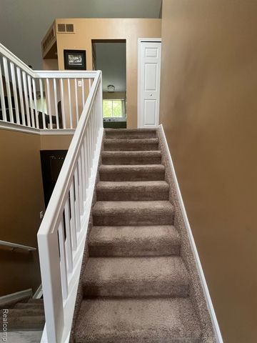 5617 Millpointe Drive, Waterford, MI 48327