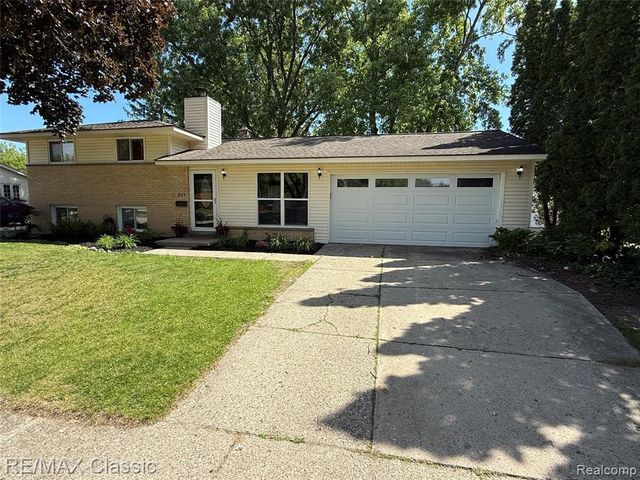 857 Panorama Drive, Milford, MI 48381