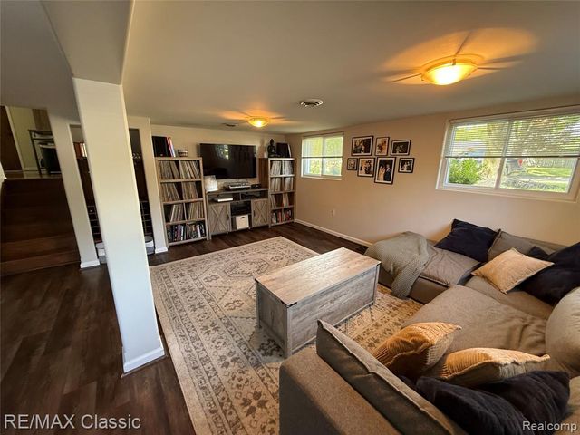 857 Panorama Drive, Milford, MI 48381